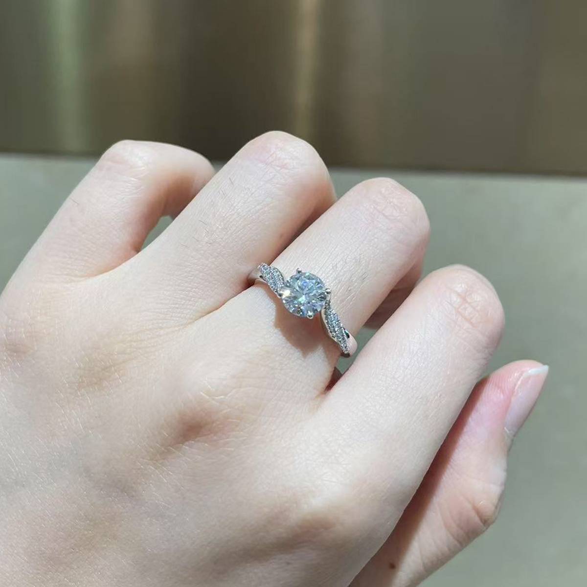 花式扭臂女戒S925银镀白金定制选款主石莫桑钻1.0ct/副石高碳钻